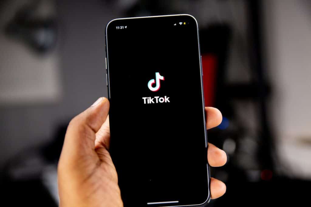 TikTok auf Smartphone: YouTube Short als größter Konkurrent