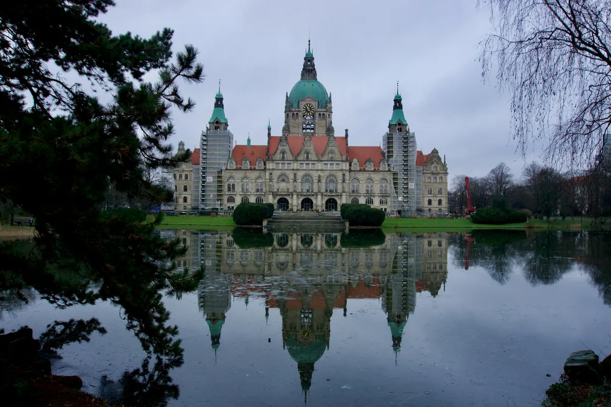Das Neue Rathaus in Hannover spiegelt sich im Maschteich