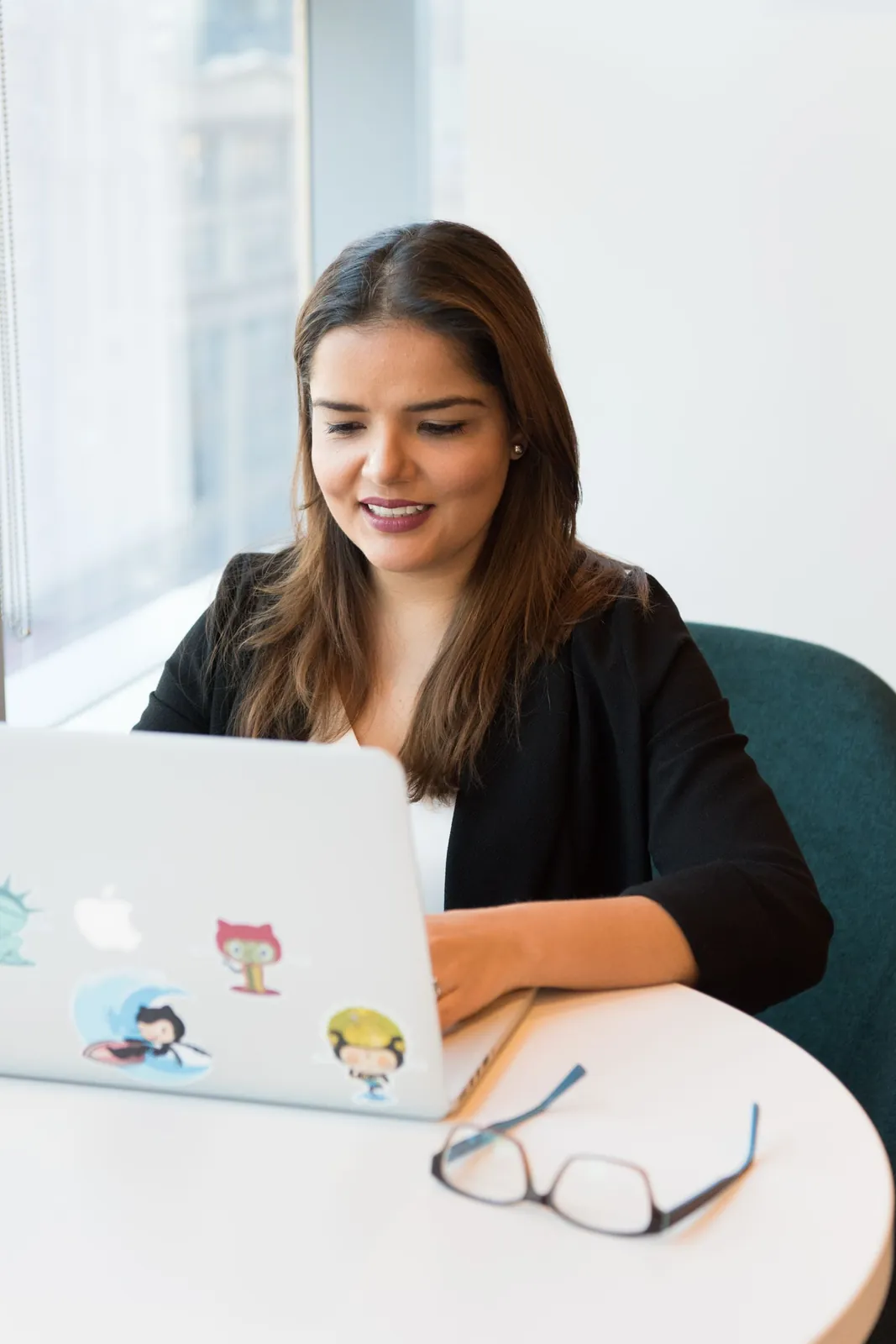 Frau arbeitet am Laptop an einer Kampagne