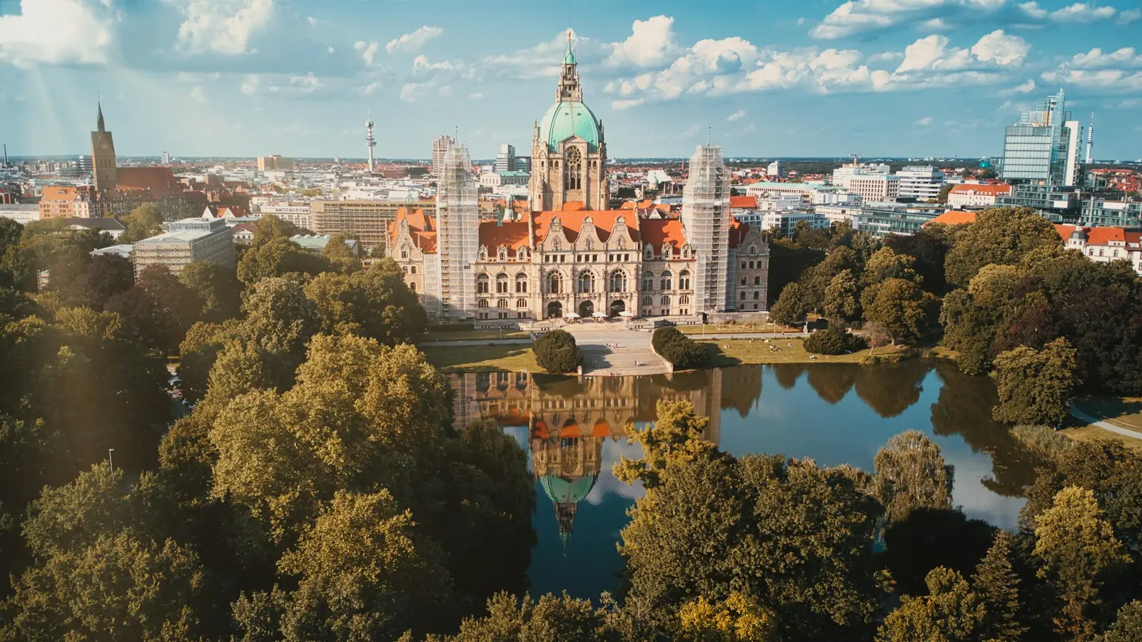 Blick über Hannover mit Neuem Rathaus und Maschteich