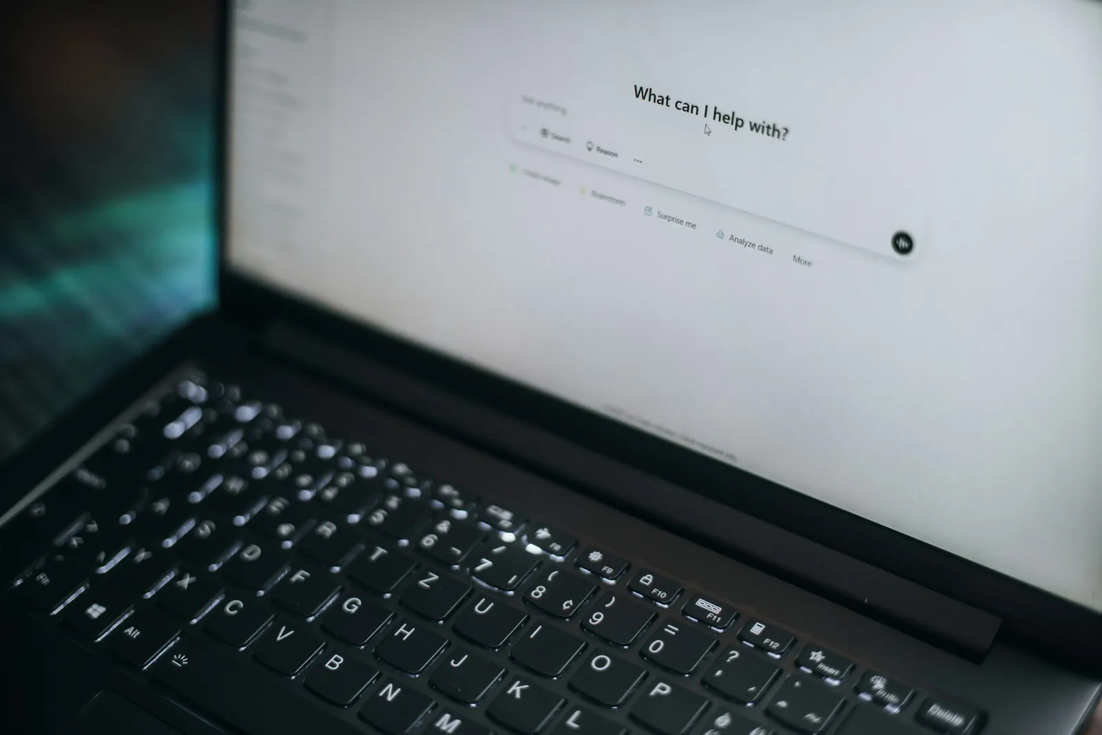 Laptop mit geöffnetem KI-Assistenten und leerem Eingabefeld