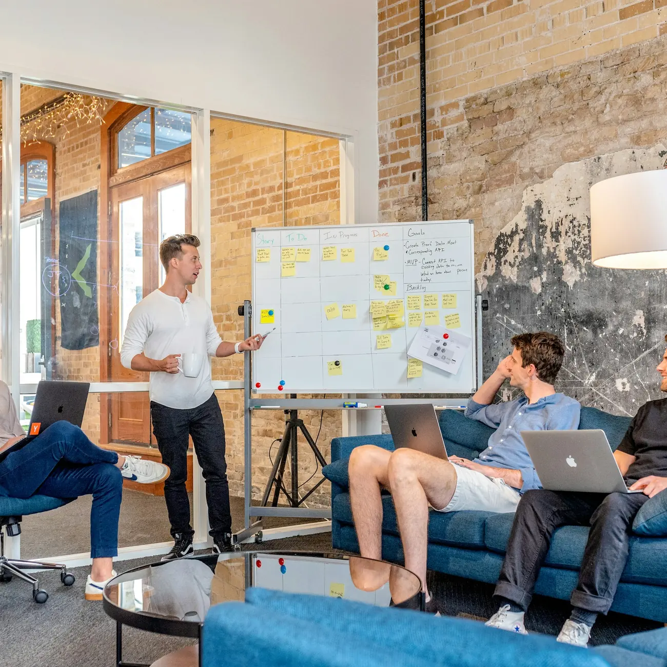 Workshop mit Whiteboard und Haftnotizen in einem Loft-Büro