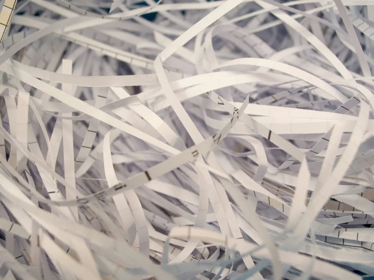 Nahaufnahme von geschreddertem Papier in schmalen Streifen