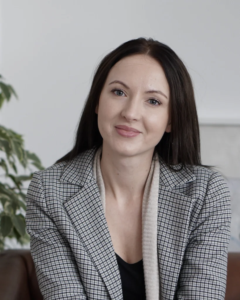 Elina Loos, Finance/Legal
